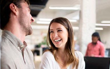 por compañeros riendo en la oficina