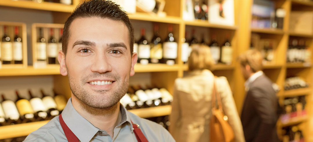 Trabajador en una bodega sonriendo a cámara
