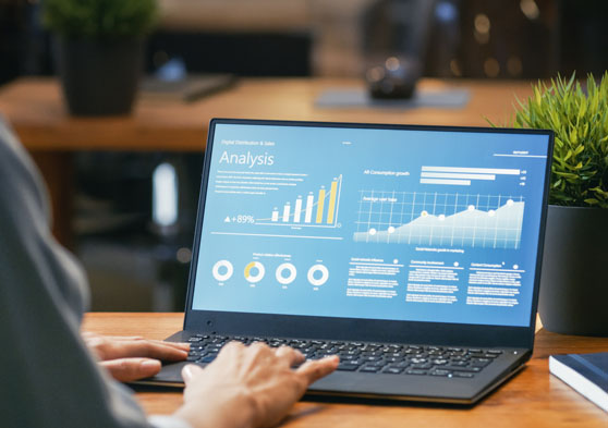 Trabajador consultando datos analíticos desde el ordenador