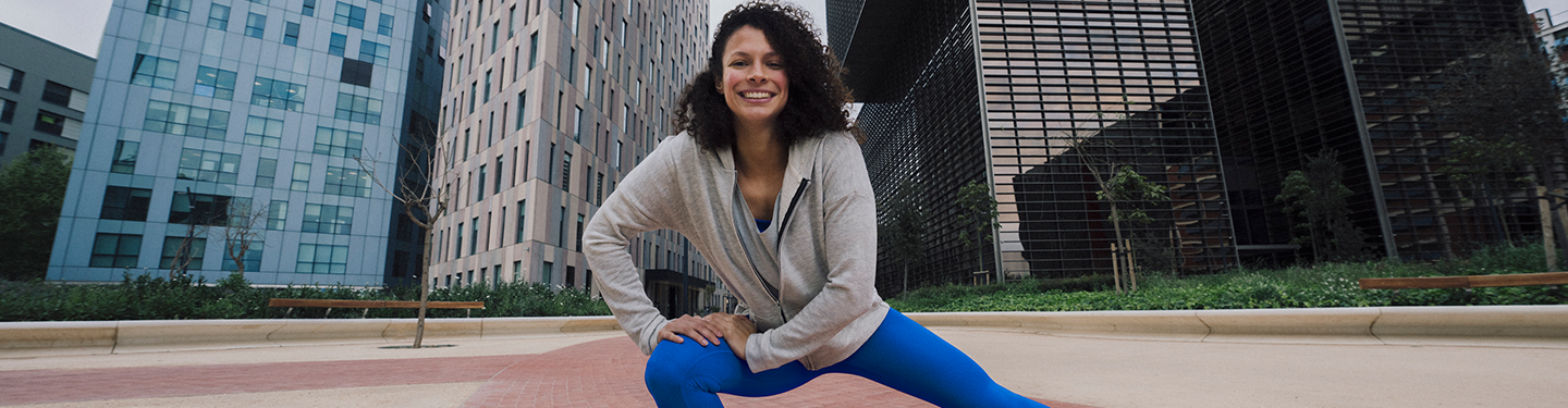 Mujer estirando en la calle
