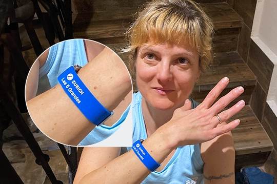 Laura Delgado enseñando la pulsera de Las 5 Grandes de Zurich