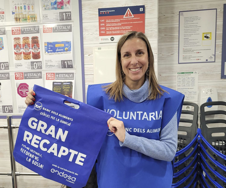 colaboradora Zurich haciendo de voluntariado