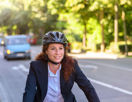 Mujer con el casco y en bicicleta