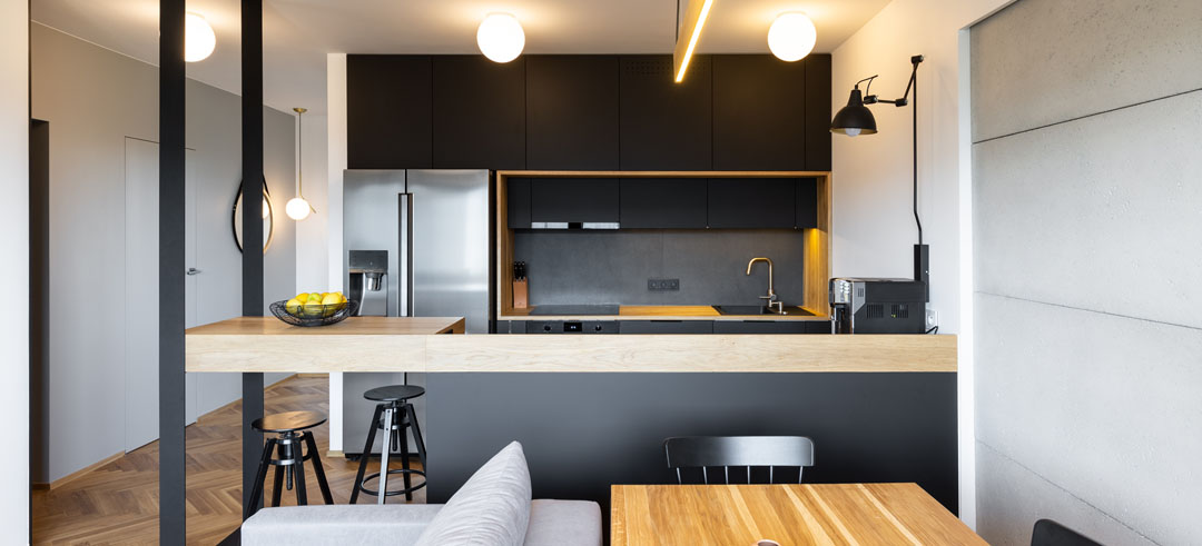 Cocina moderna limpia y ordenada