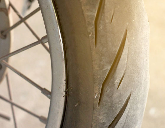 Neumático de una moto desgastado
